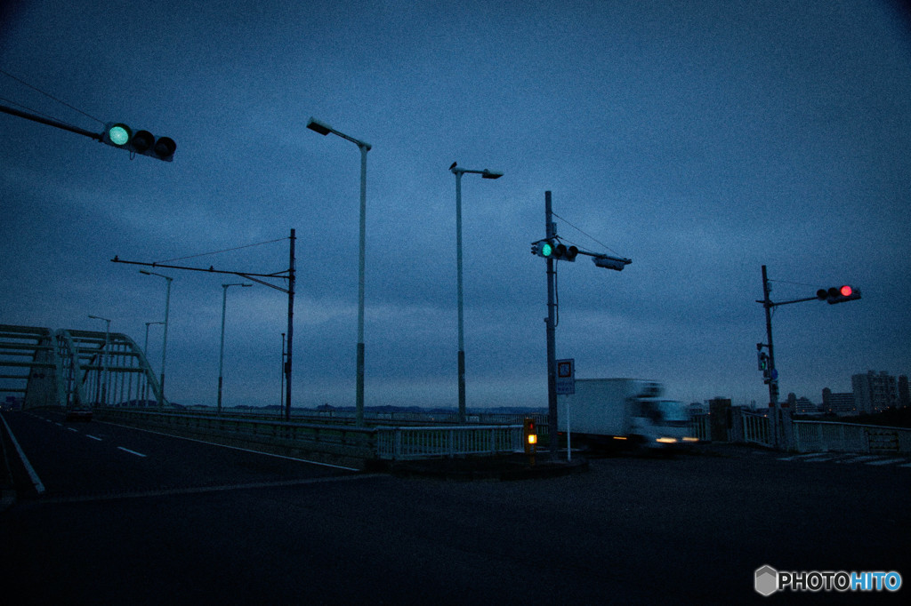 信号機と街路灯の風景