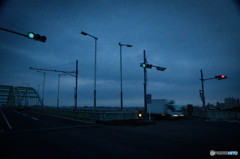 信号機と街路灯の風景