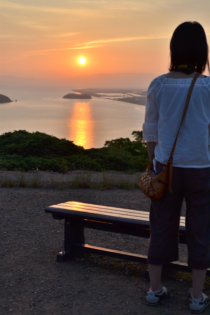 夕日が空を　染めてゆく