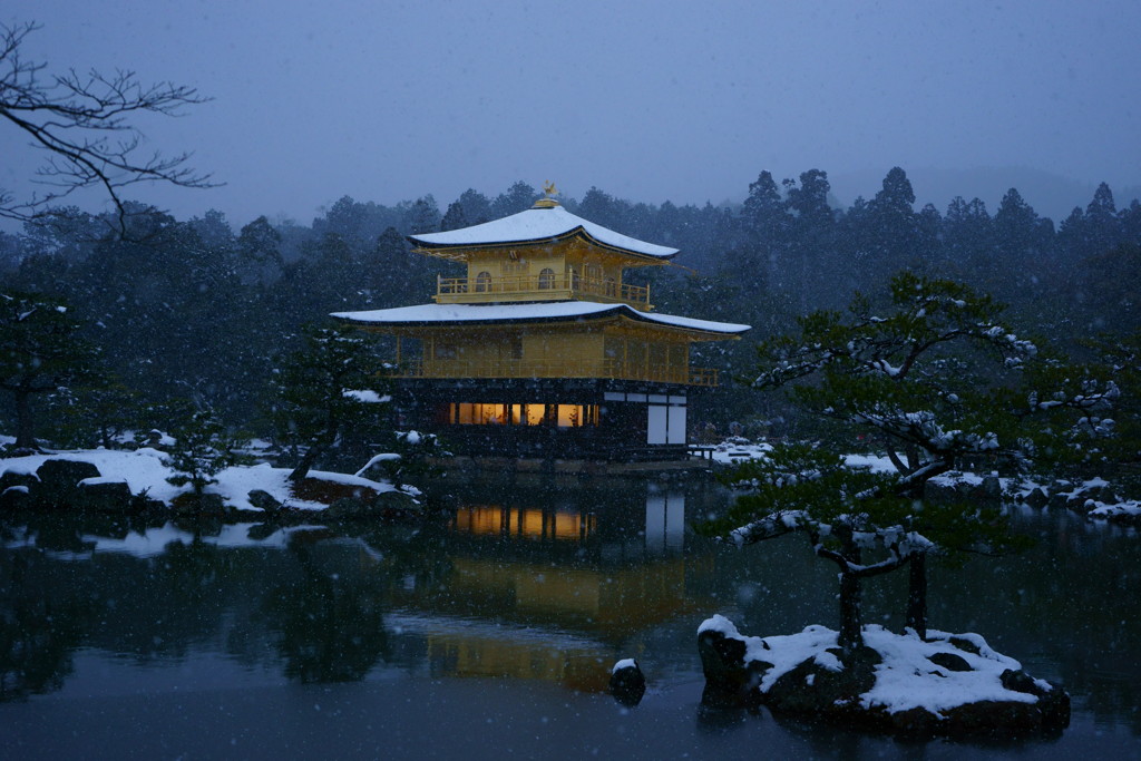 雪の金閣寺