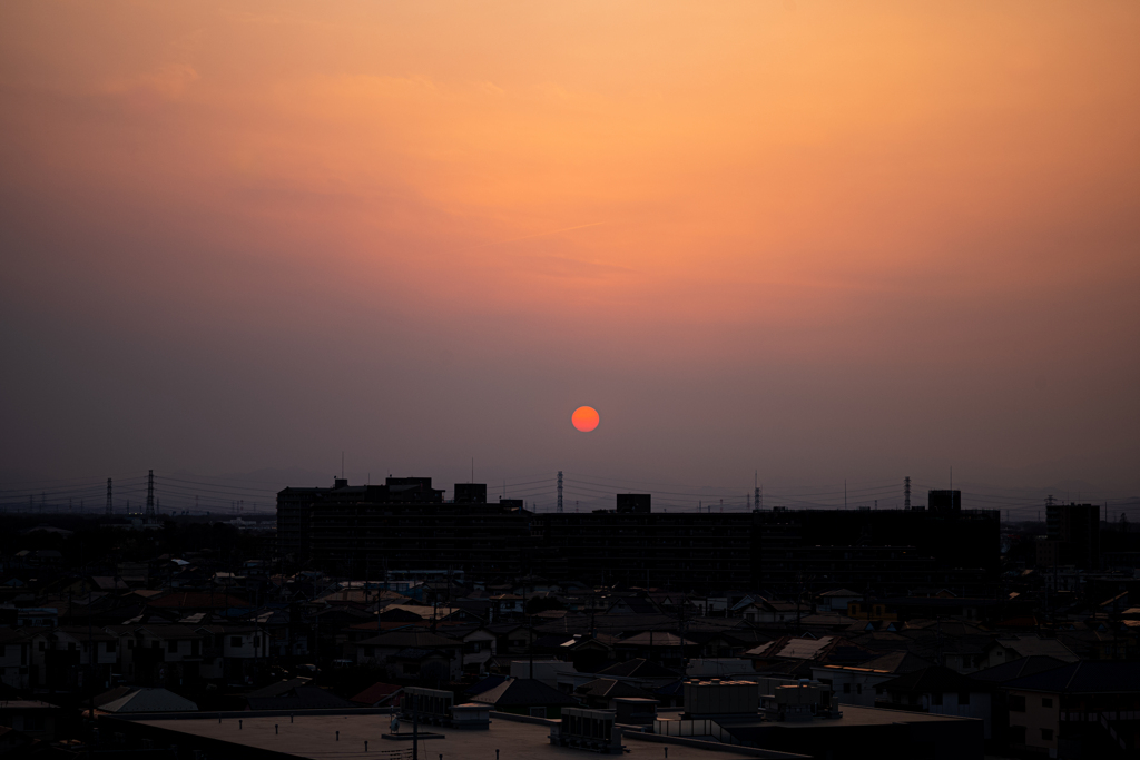 オレンジ色の太陽が沈んでいく