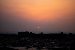 オレンジ色の太陽が沈んでいく