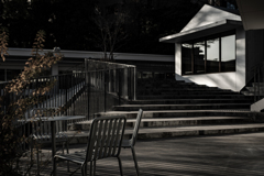 学びの窓に西日射す