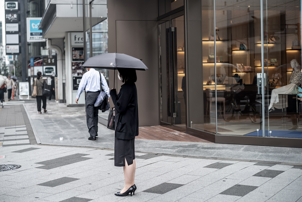 黒は暑い