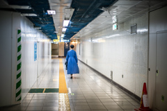 青いコートのひと