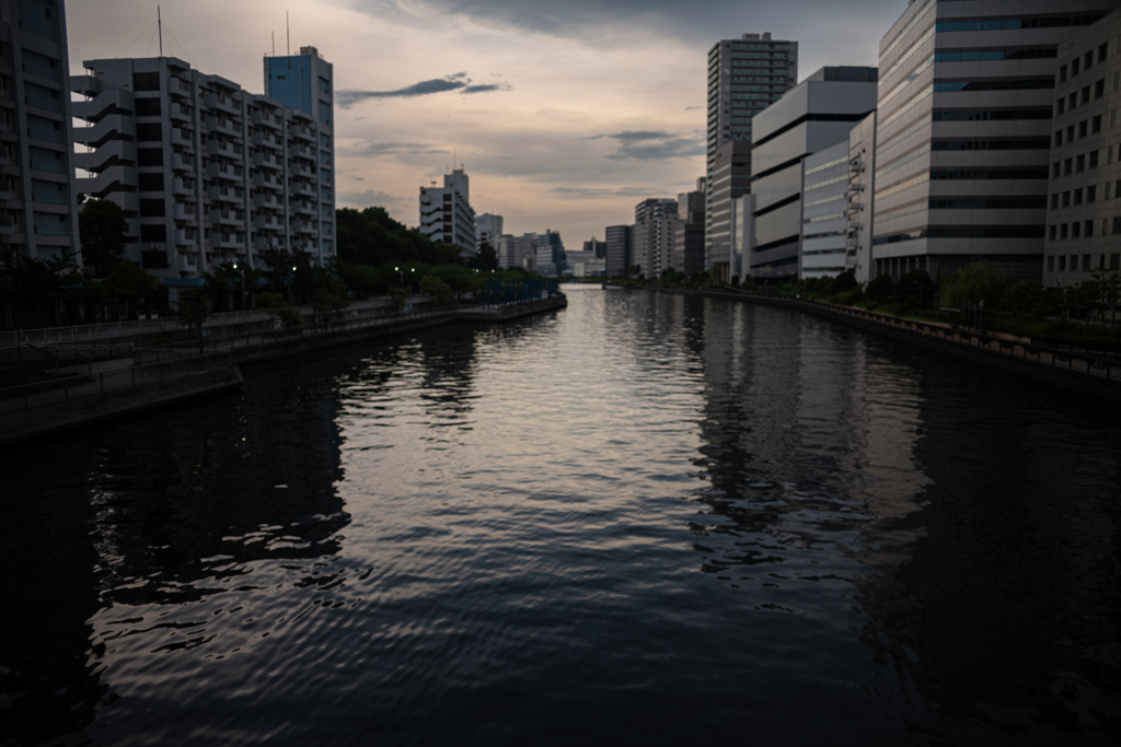 友と語らう夕凪を
