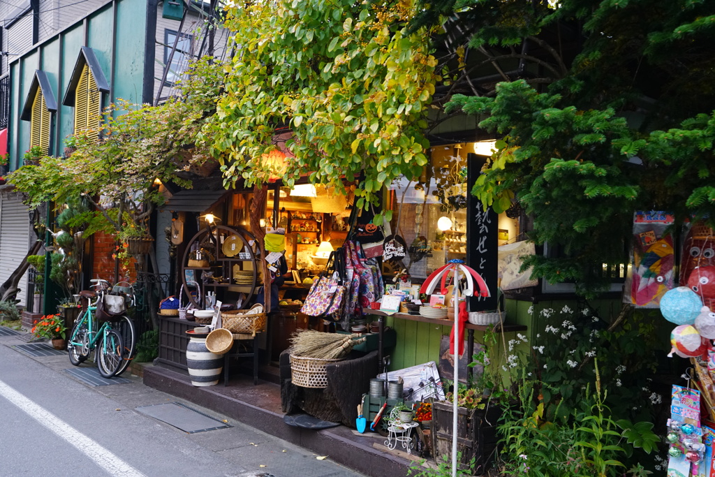 かのテニスコート近くのお店