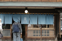 暖簾をくぐる