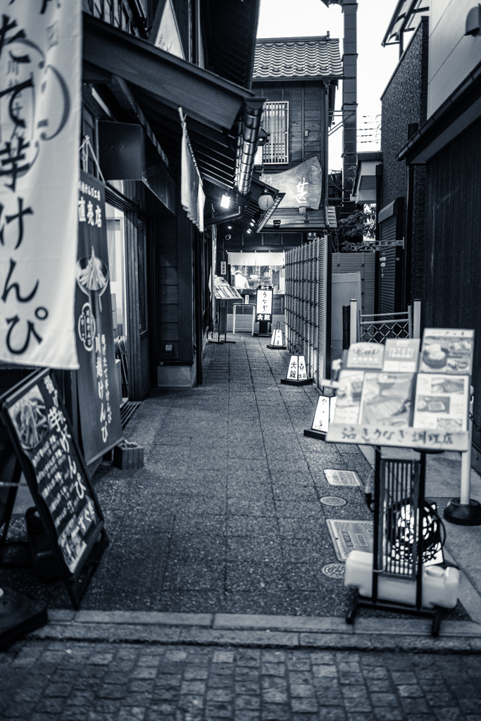 川越横町をモノクロで