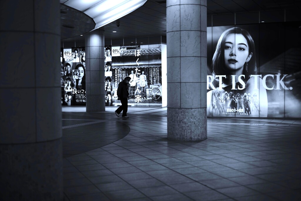地下街ではモノクロが似合う
