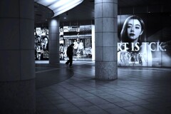 地下街ではモノクロが似合う