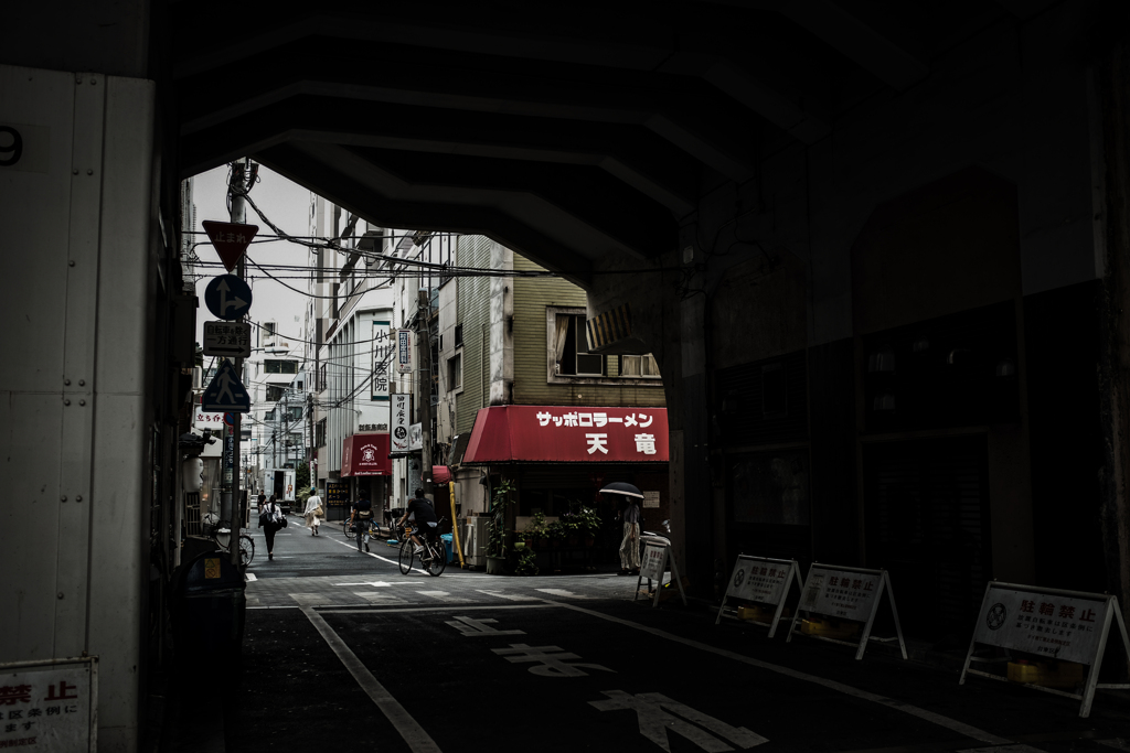 ガードの向こうに気になる赤い看板テントが