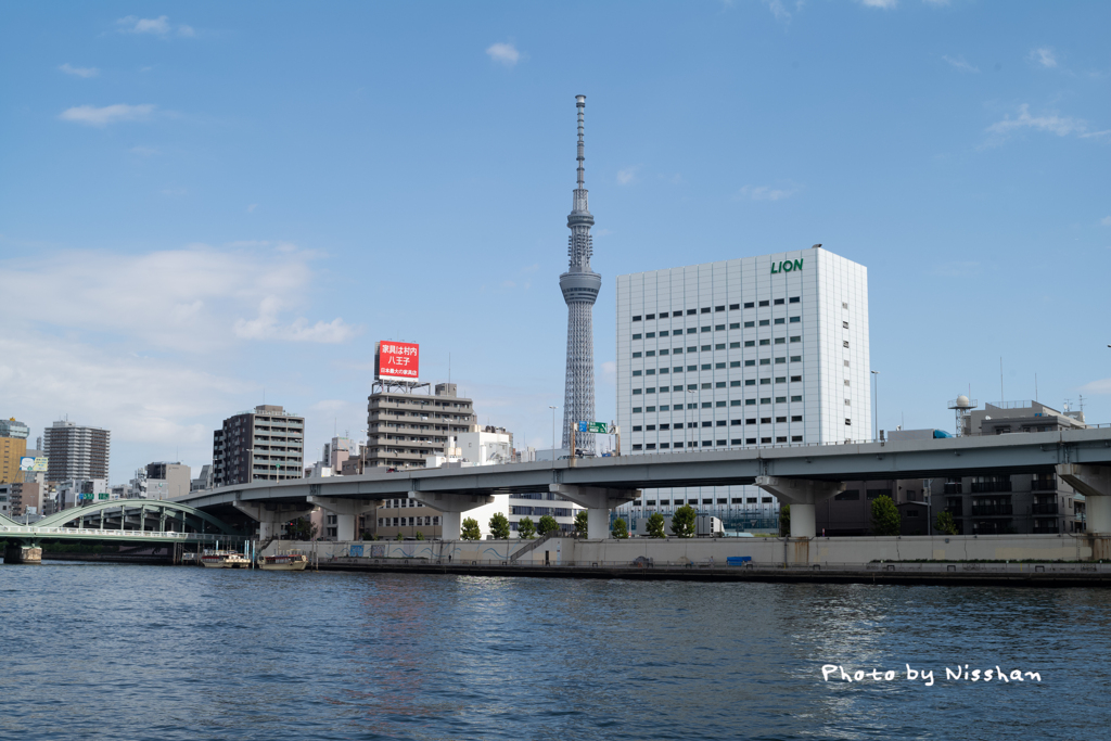 秋晴れに立つ