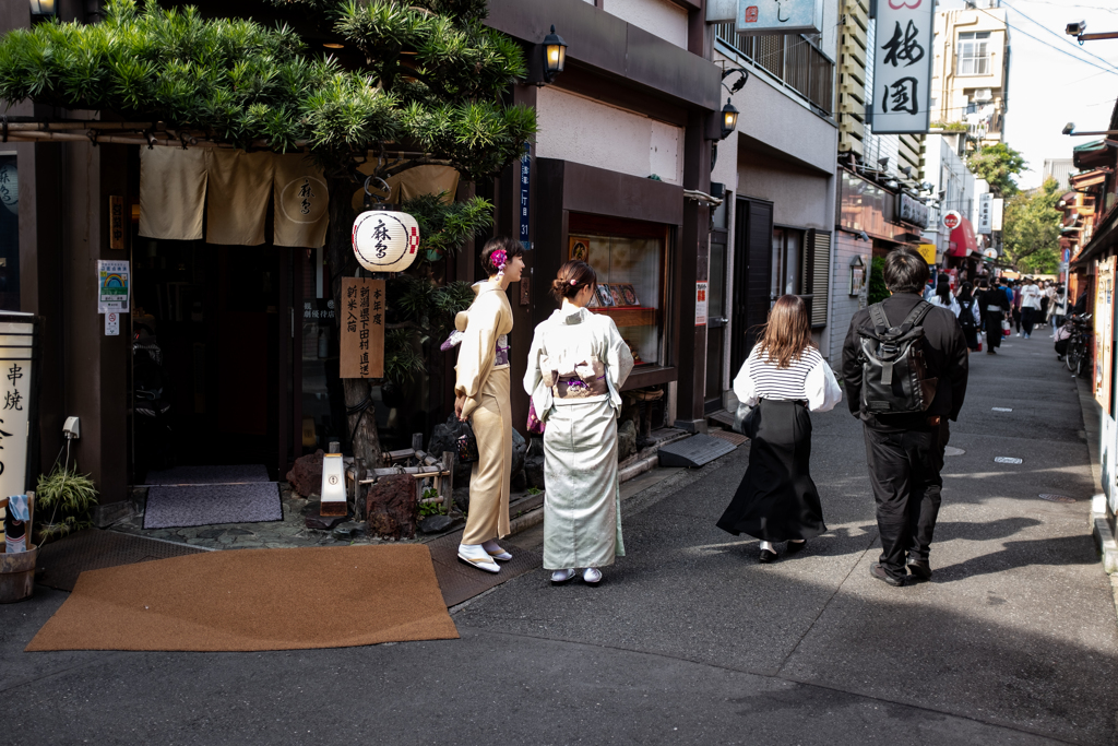 浅草寺　参道避けて