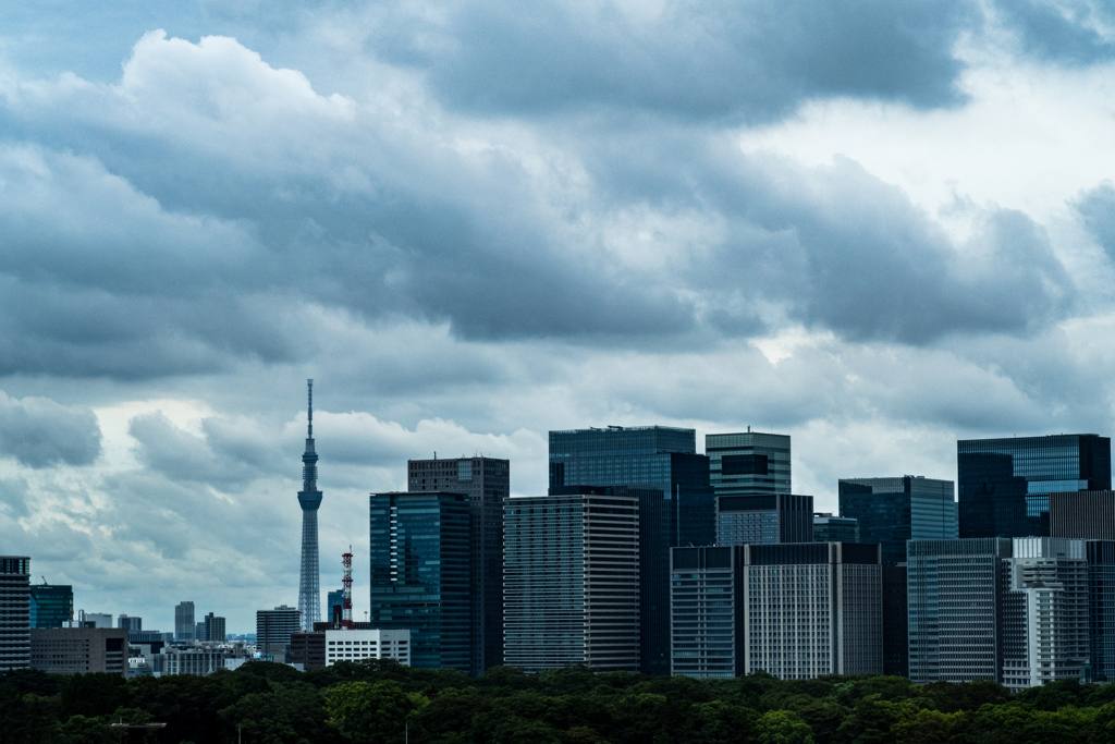 梅雨の東京駅方面