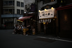 三丁目でビールコンテナ囲んで昼飲みバンザイ