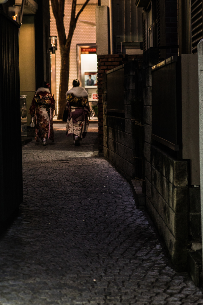 晴れ着の路地