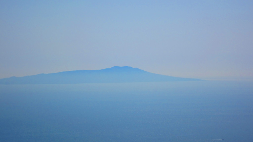 大室山から伊豆大島を望む