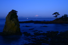 夜明け前の立石の富士