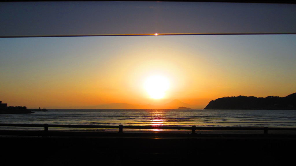 逗子海岸からの夕日と江ノ島と富士山
