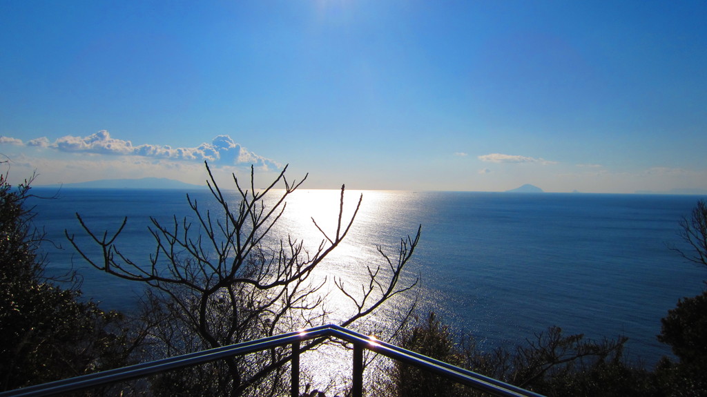 伊豆白浜尾ヶ崎ウイングより伊豆七島を望む（１）