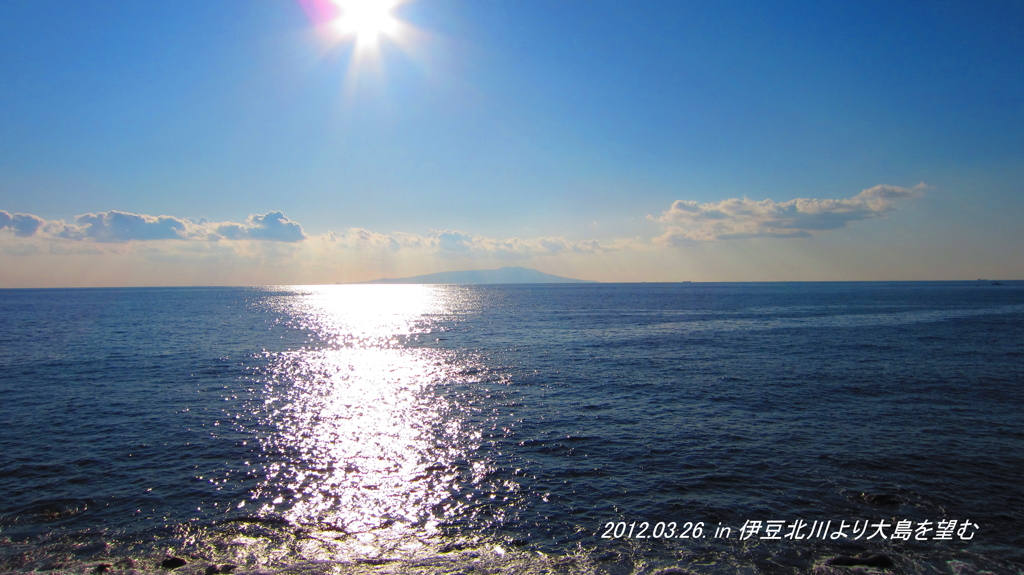 伊豆北川より大島を望む