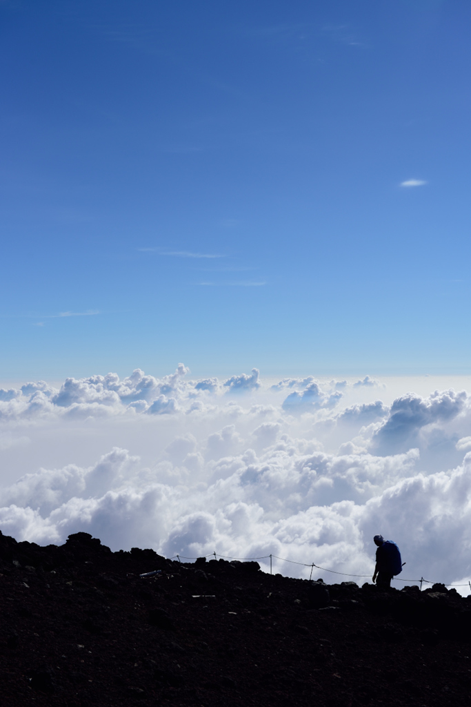 富士山頂から雲海を望む
