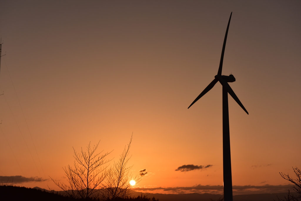 風力発電と夕陽