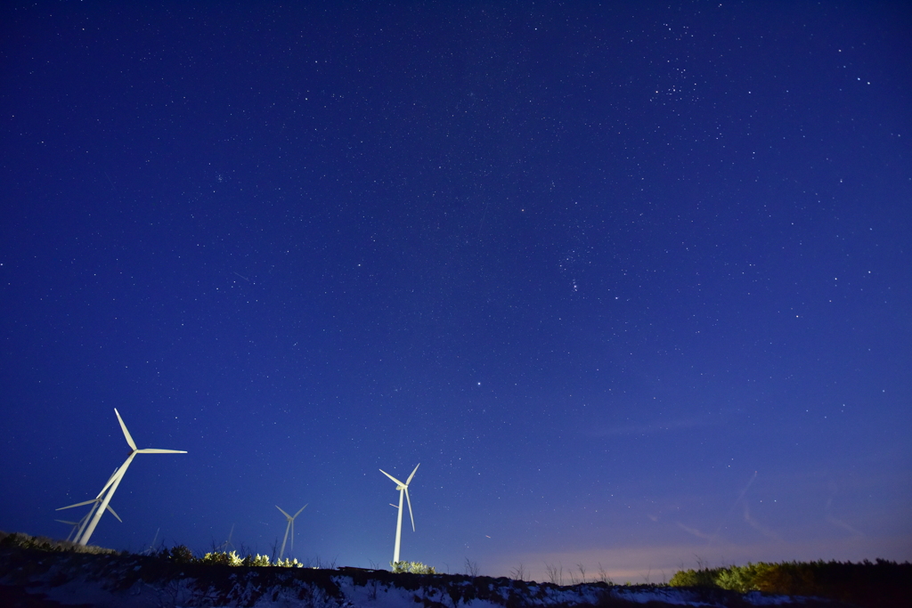 夜空と風力発電