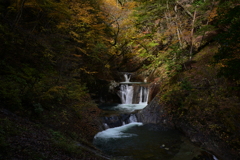 西沢渓谷秋巡り８（一筋の光差す七ツ釜五段の滝）