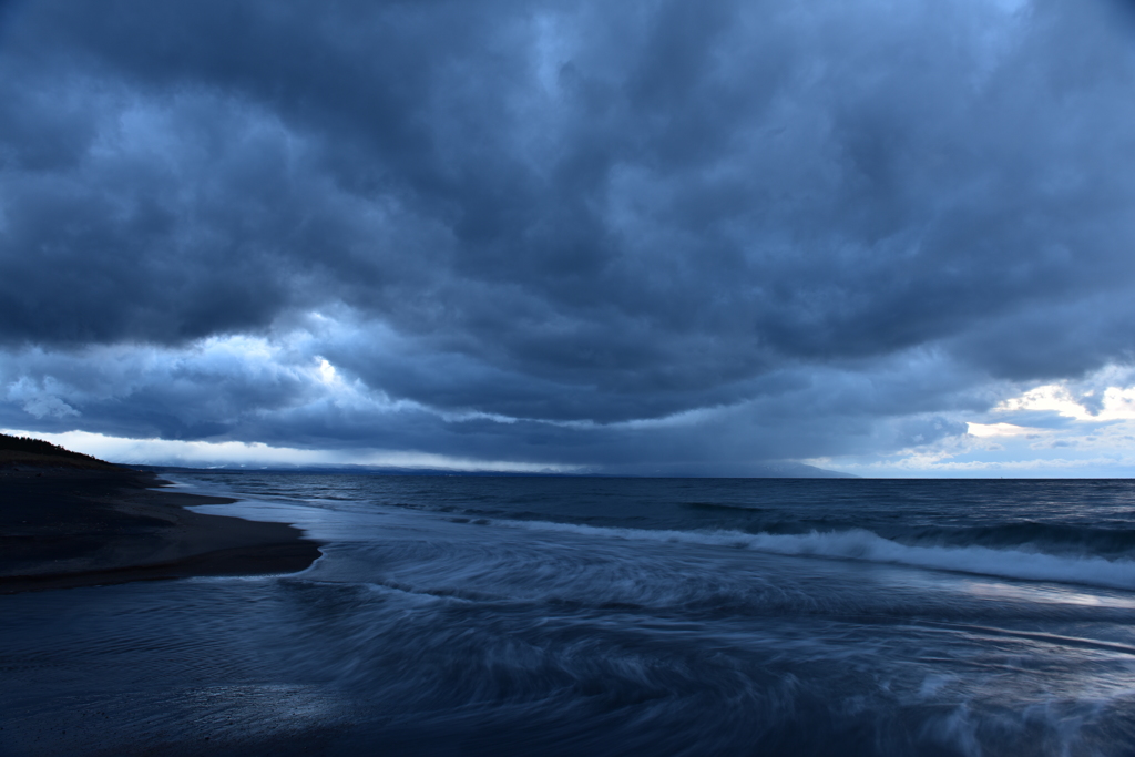 波打ち際と厚い雲