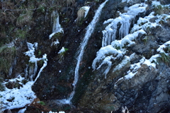 小さな滝～粉雪舞う～