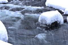 雪降りしきる中