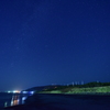 星空と風力発電と波打ち際と