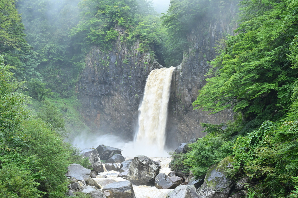 濁流の苗名滝