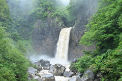 濁流の苗名滝