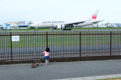 飛行機を眺めて…。