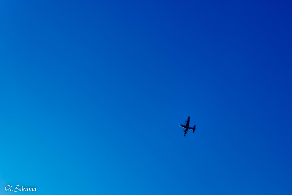 青空に軍用機