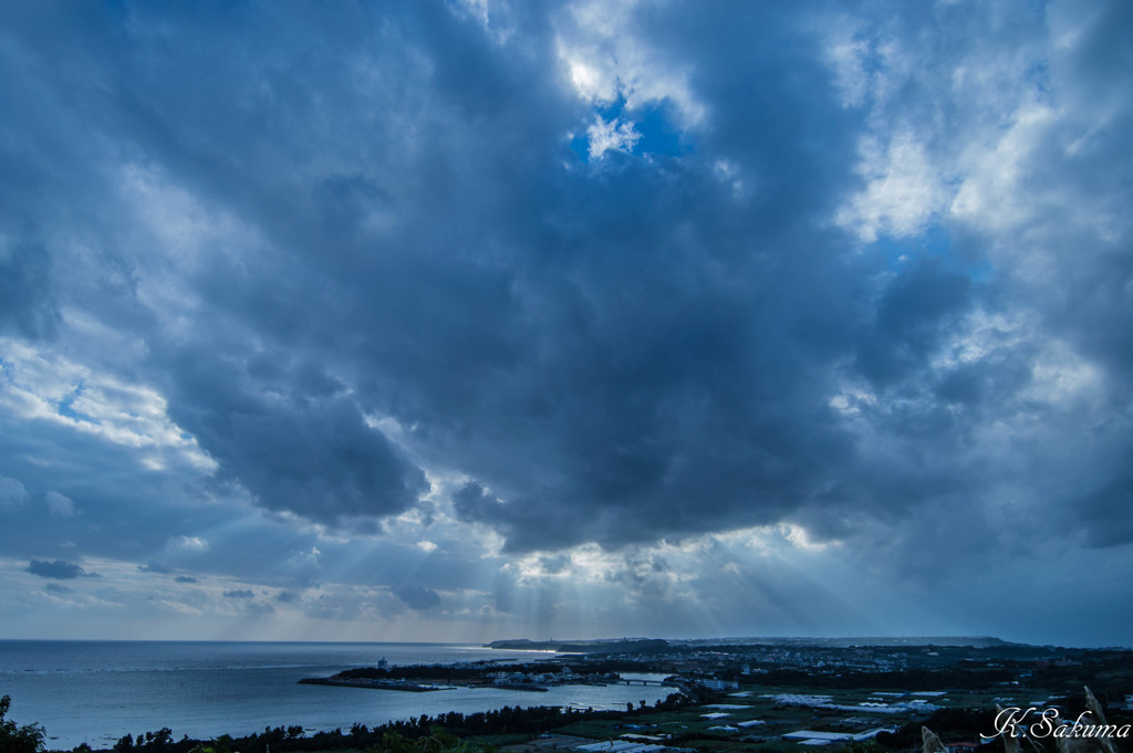 雲の間から