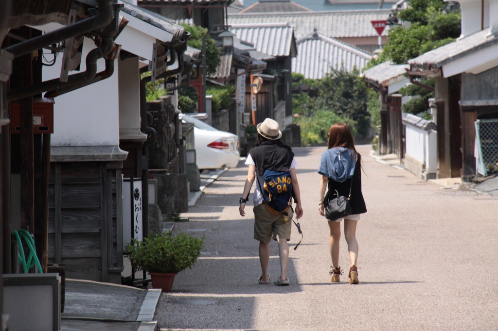 町並みと女性③