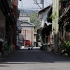 路地で猫会議・・・