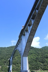 高速道路の橋脚と山間の青空・・・