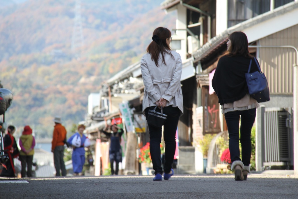 町並みを行く女性