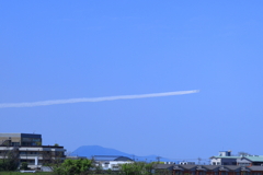 抜けるような青空と飛行機雲・・・