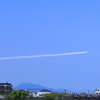 抜けるような青空と飛行機雲・・・
