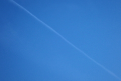 仕事帰り、見上げた空に飛行機雲・・・