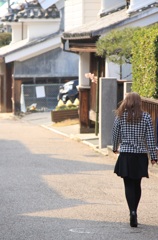 町並みと女性①