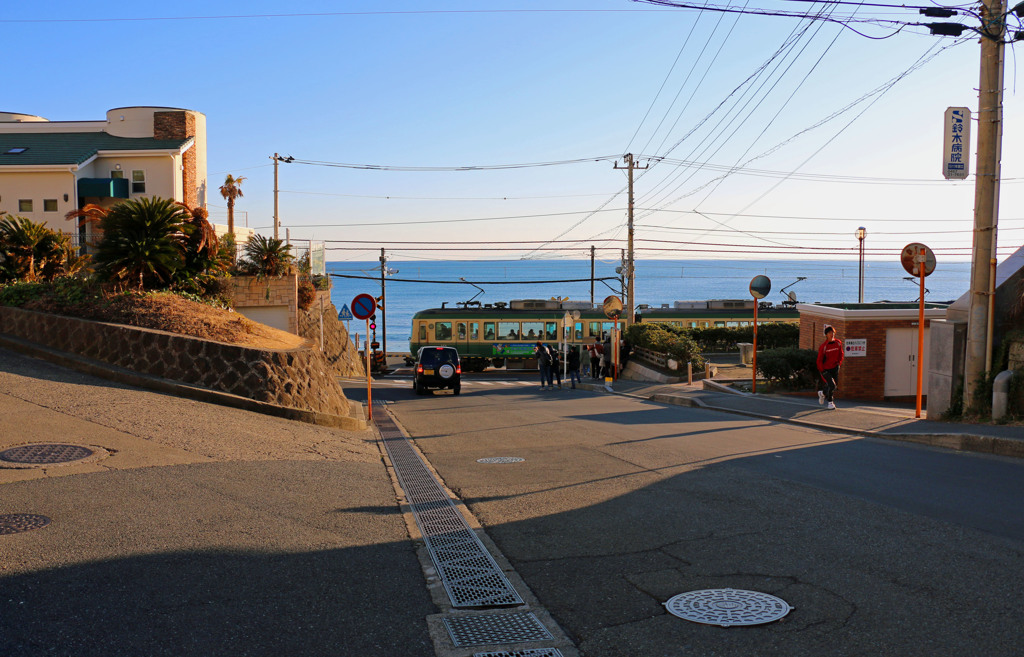江ノ電越しの七里ヶ浜