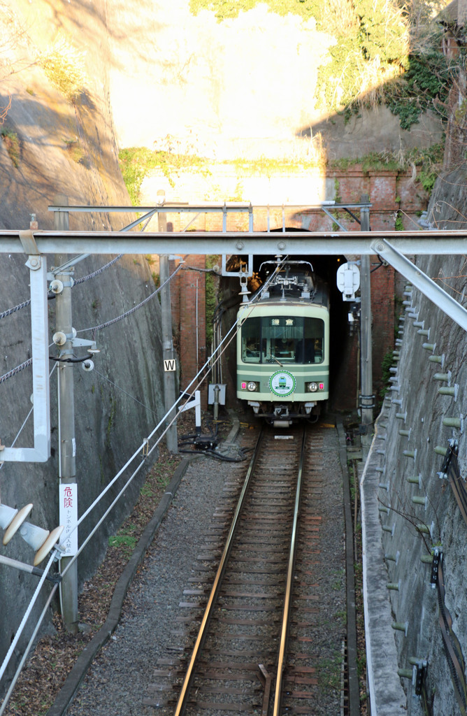 極楽寺駅に向かう江ノ電