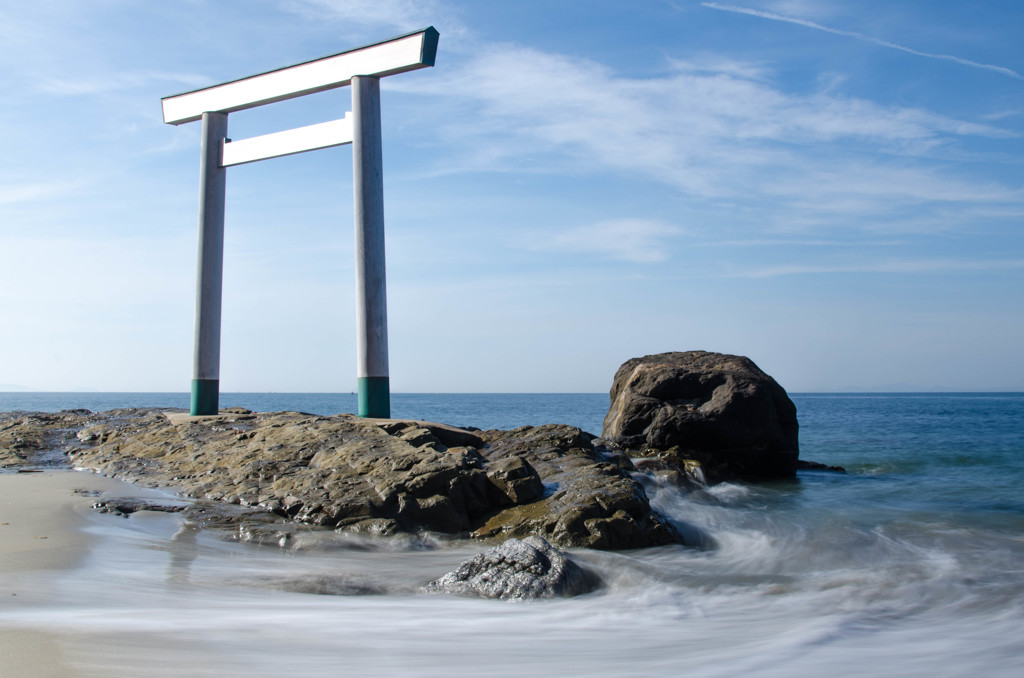 鳥居と海